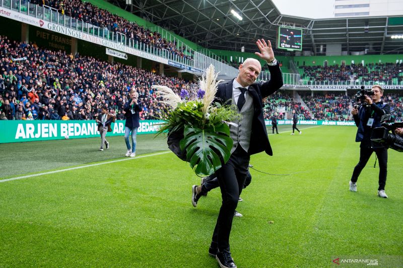 Mantan penyerang timnas Belanda Arjen Robben mendapatkan sambutan dari suporter Groningen sebelum pertandingan antara Groningen lawan RKC Waalwijk pada 7 November 2021. ANTARA
