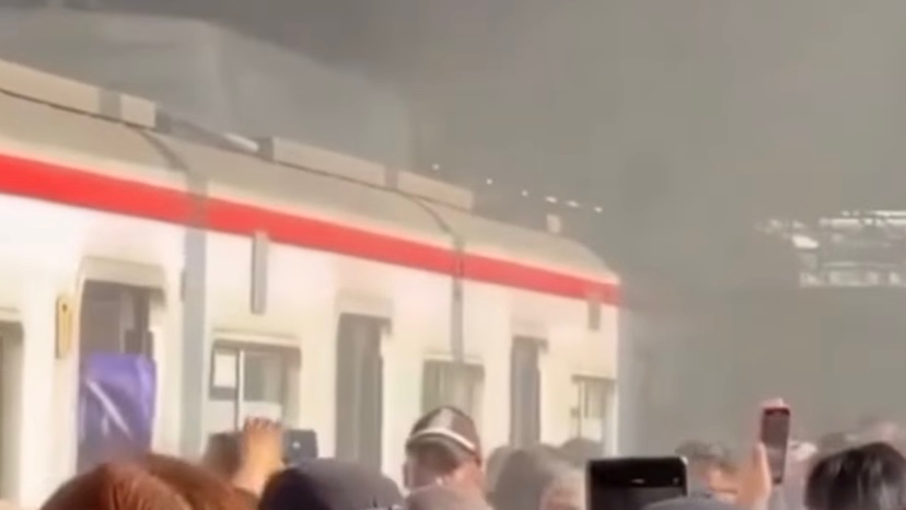 Asap Muncul dari Rangkaian Commuter Line di Stasiun Tanjung Barat, Perjalanan Sempat Tertunda 12 Menit