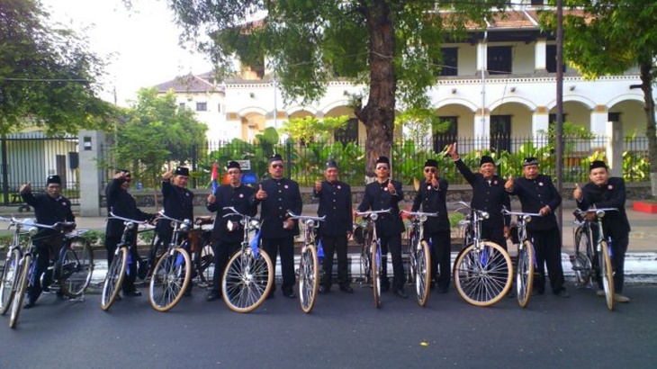 Aksi para penggemar sepeda onthel