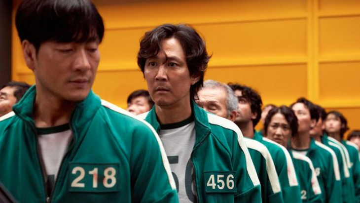 Para peretas berkedok menjual kostum yang identik dengan Squid Game. (Foto: Netflix)