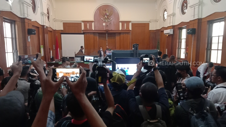 Sidang perdana Tragedi Kanjuruhan di PN Surabaya, Senin (16/1). (Foto: MP/Budi Lentera)