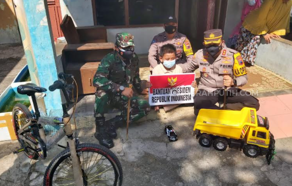 Jokowi Beri Tabungan ke Ghifari yang Orang Tuanya Meninggal Akibat COVID-19