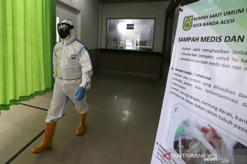 Petugas medis Rumah Sakit Umum Daerah (RSUD) Meuraxa yang menggunakan Alat Pelindung Diri (APD) untuk penanganan pasien yang diduga terinfeksi virus Corona (COVID-19) melintas di depan ruang isolasi sementara di Banda Aceh, Aceh, Rabu (18/3/2020) ANTARA FOTO/Irwansyah Putra