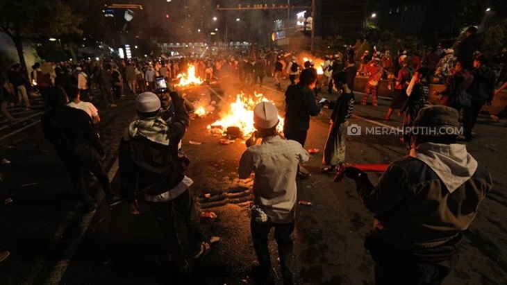 Kerusuhan massa depan Gedung Bawaslu, Jakarta Pusat (MP/Rizki Fitrianto)