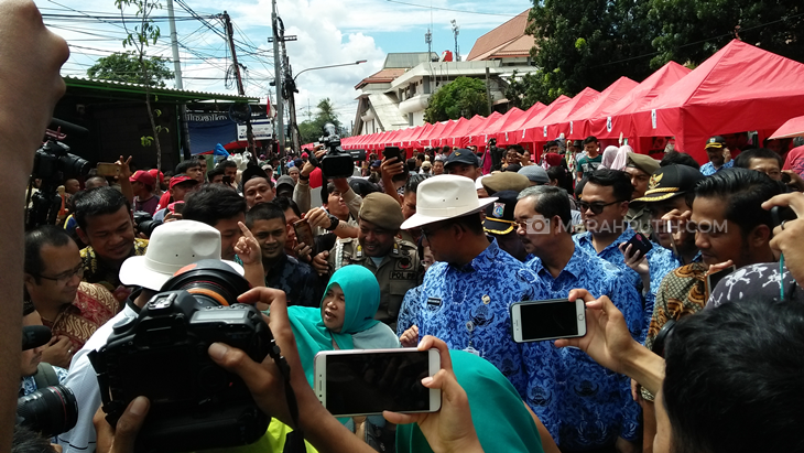Bergaya Bak Koboi, Anies Pantau Pasar Tanah Abang