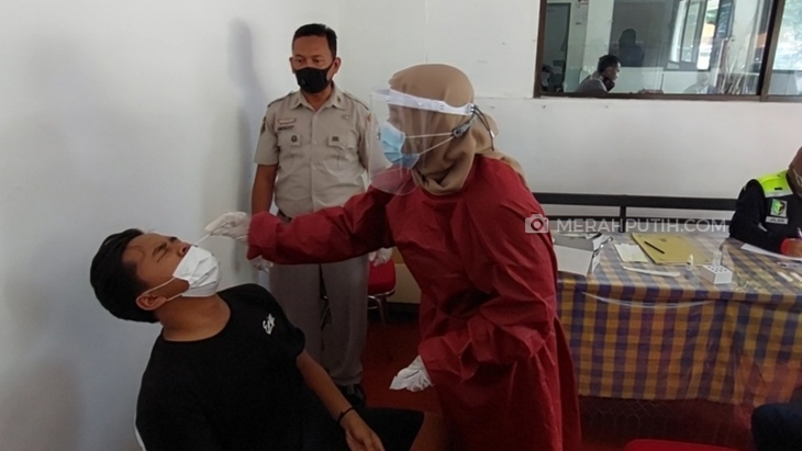 Warga jalani tes swab antigen untuk mendeteksi corona. (MP/Ismail)