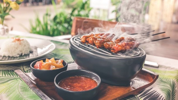 Meniup Makanan Panas Berbahaya Bagi Kesehatan?