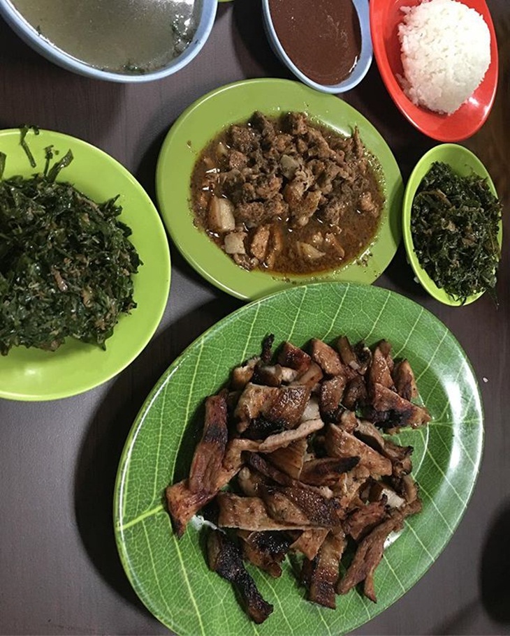 Saksang biasa disajikan dengan beragam makanan khas Batak lainnya. (Foto: instagram.com/koko_ngunyah)