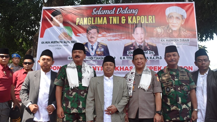 Kunjungan Panglima TNI Marsekal TNI Hadi Tjahjanto dan Kapolri Jenderal Polisi Muhammad Tito Karnavian ke Ponpes KHAS Kempek di Kabupaten Cirebon, Sabtu (26/1). (MP/Mauritz)