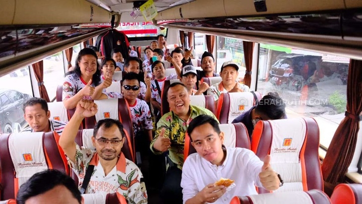 Gibran Rakabuming Raka bersama relawan menuju ke Kantor DPD PDIP Jawa Tengah, Kamis.(12/12). (MP/Ismail).