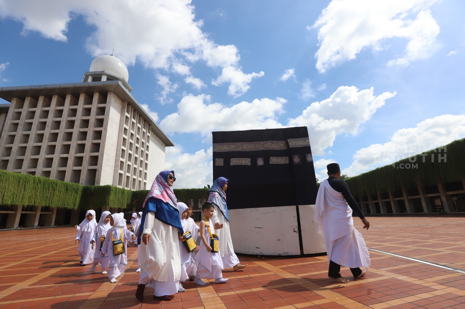 Anak-anak Madrasah Ibtidaiyah Latihan Manasik Haji di Masjid Istiqlal