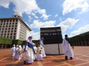 Anak-anak Madrasah Ibtidaiyah Latihan Manasik Haji di Masjid Istiqlal
