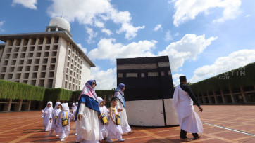 Anak-anak Madrasah Ibtidaiyah Latihan Manasik Haji di Masjid Istiqlal