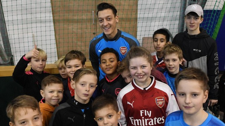 Mesut Ozil saling berbagi keceriaan di momen Natal kepada 150 anak yang beruntung (dailymail)