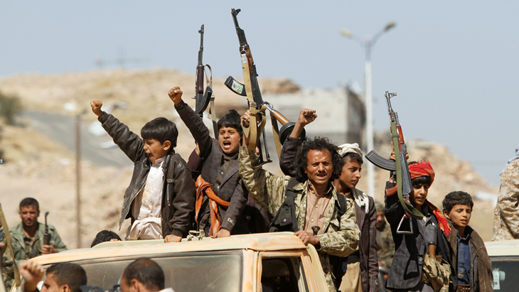 Pejuang Houthi menuju garis depan untuk bertempur melawan pasukan pemerintah di Sanaa, Yaman, Kamis (16/11). (ANTARA FOTO/REUTERS/Mohamed al-Sayaghi)