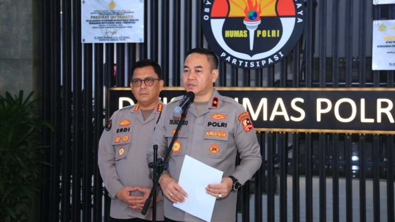 Polri Kerahkan 44 Truk dan 1 Mobil Box Bantuan untuk Korban Gempa Flores NTT