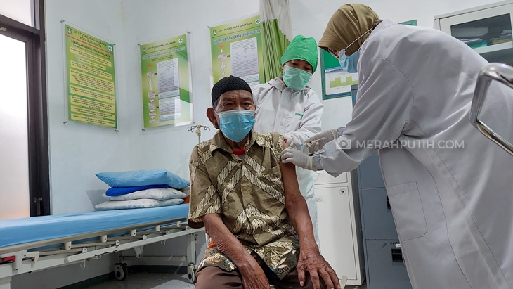  Petugas nakes di rumah sakit melakukan vaksinasi pada lansia. (MP/Ismail)