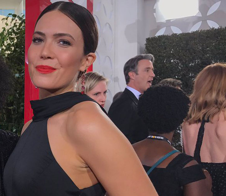 Demi Tampil Glowing di Golden Globe, Mandy Moore Rela Berendam di Air Super Dingin