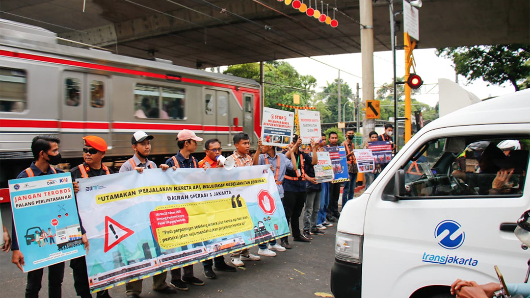 102 Insiden Setahun karena Nekat Terobos Perlintasan Kereta yang Tertutup 