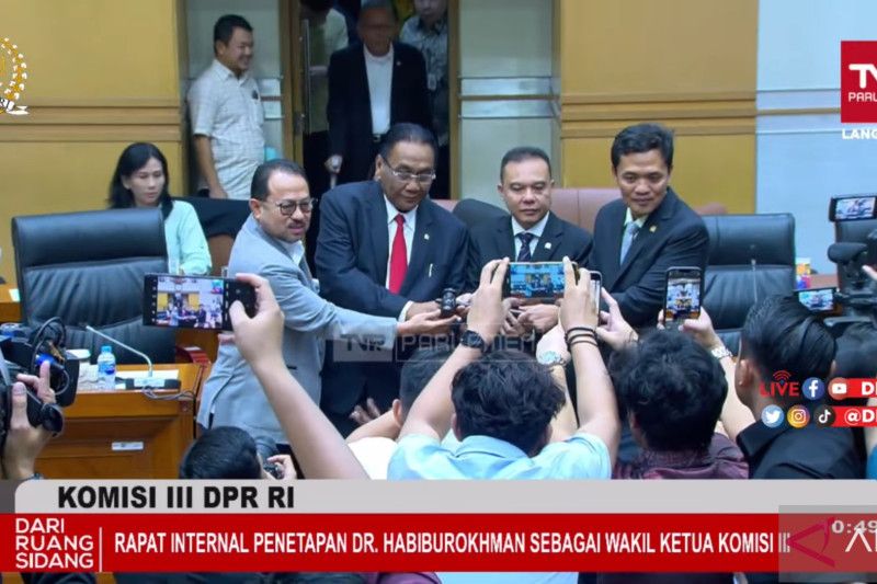 Tangkapan layar Wakil Ketua DPR RI Sufmi Dasco Ahmad menetapkan anggota Komisi III DPR RI Habiburokhman sebagai Wakil Ketua Komisi III DPR RI dalam Rapat Internal Komisi III DPR RI di kompleks parlemen, Senayan, Jakarta, Selasa (4/7/2023). ANTARA/Narda Margaretha Sinambela