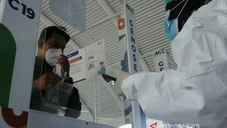 Tes COVID-19 pada uji coba dengan alat Genos C-19 di anjungan LRT bandara SMB II Palembang, Sumatera Selatan, Jumat (26/3/2021). (ANTARA/Fenny Sely/21)