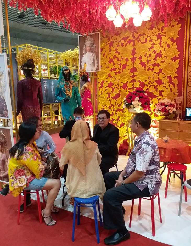 hadiri bazar pernikahan