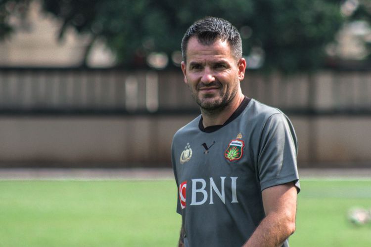 Simon McMenemy Tak Punya Lisensi UEFA Pro, Mengapa Bisa Latih Timnas Indonesia?