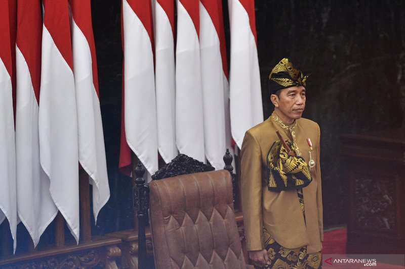 jokowi Presiden Joko Widodo dengan baju adat suku Sasak NTB menyampaikan pidato kenegaraan dalam rangka HUT Ke-74 Kemerdekaan RI pada Sidang Bersama DPD-DPR di Kompleks Parlemen, Senayan, Jakarta, Jumat (16/