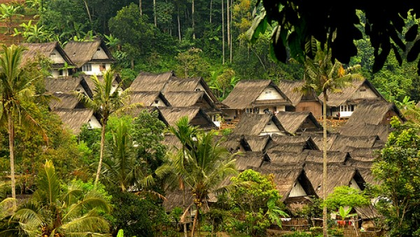 Menapaki 439 Anak Tangga di Kampung Naga
