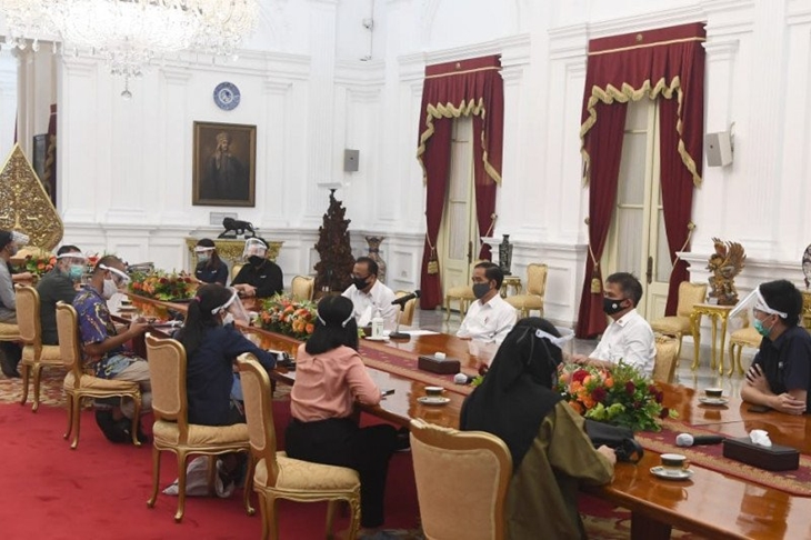 Presiden Joko Widodo berbincang dengan wartawan di Istana Merdeka, Jakarta, Senin (13/7). (BPMI Setpres/Rusman)