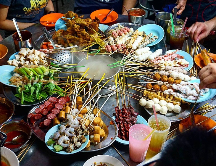 Jajanan di Pulau Tikus. (Foto: instagram.com/kulinerkoko)