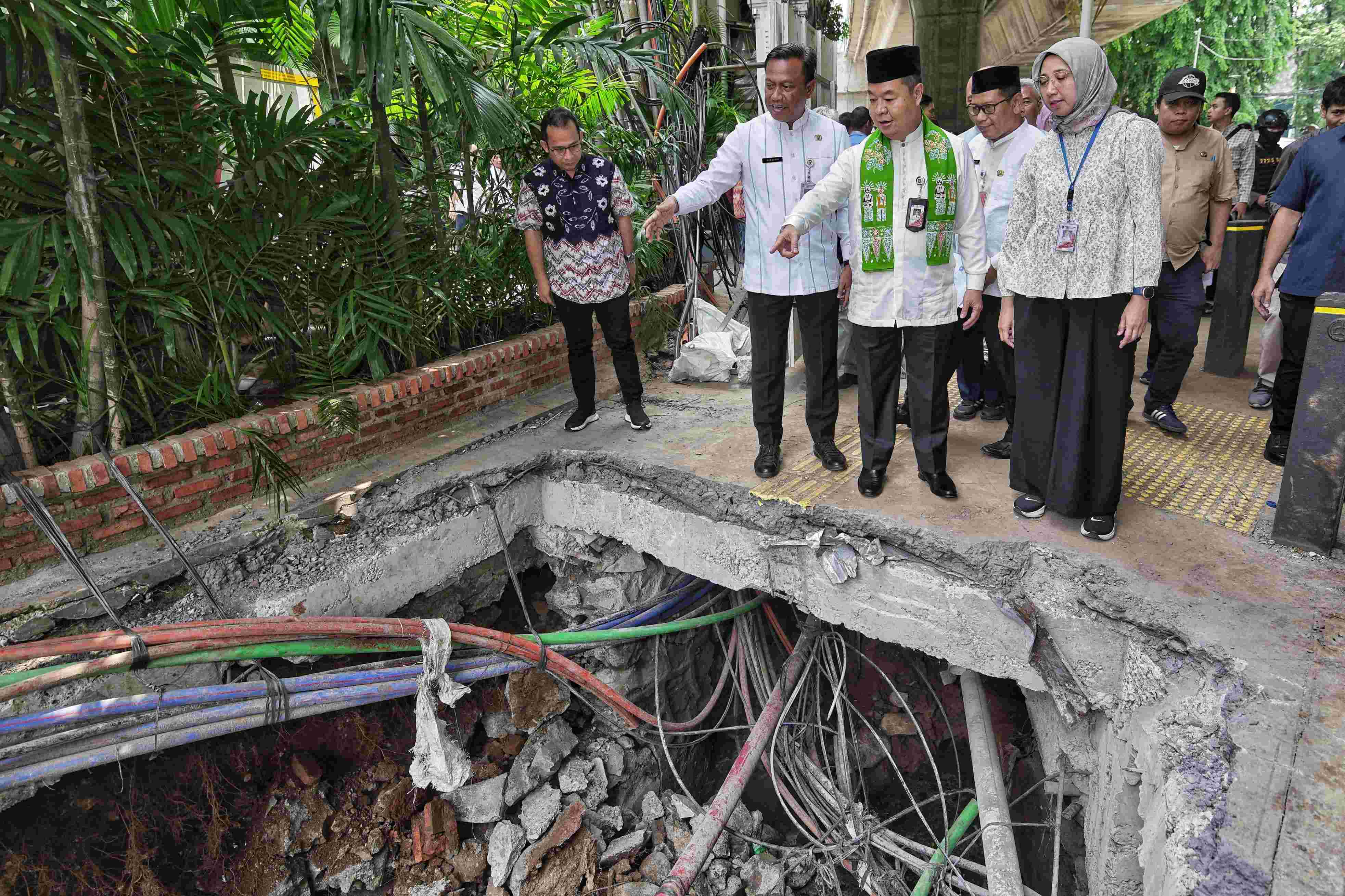 Pj Teguh Minta Operator Rapikan Kabel di Saluran Air yang Bikin Banjir