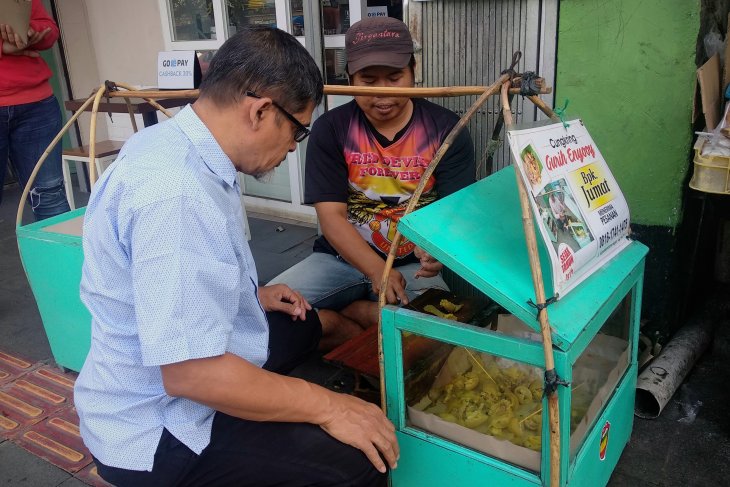 Salah satu pembeli cungkring Pak Jumat (Sumber: ANTARANews/Aditya Pradana Putra)