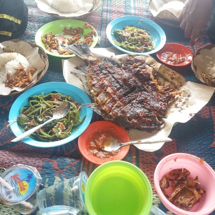 Sajian ikan bakar Pantai Nipah. (Foto: instagram.com/kelas_pajak)