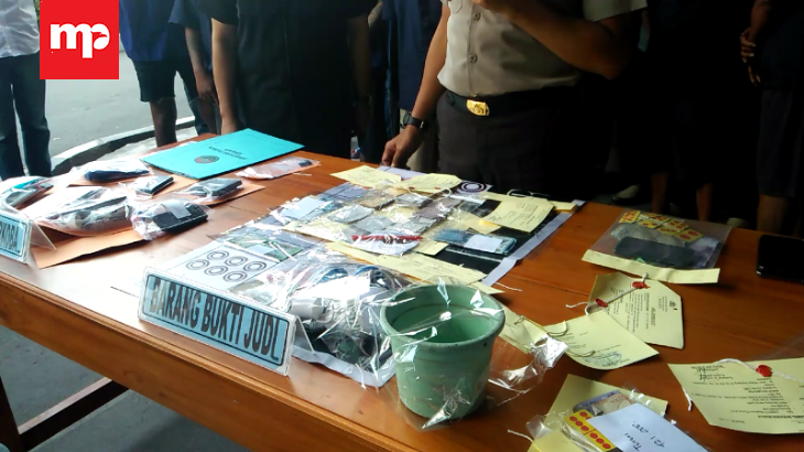 Asyik Berjudi, Sopir dan Kernet DAMRI Dibekuk Polisi