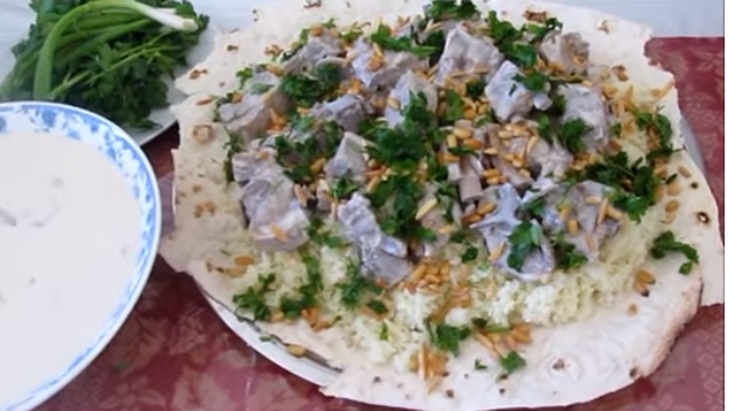 Mansaf makanan berbuka puasa khas . (Foto: Youtube/COOKING FOR FUN)