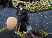 Rihanna Percaya Diri Pamerkan Baby Bump di Met Gala 2025, Tampil Serba Hitam