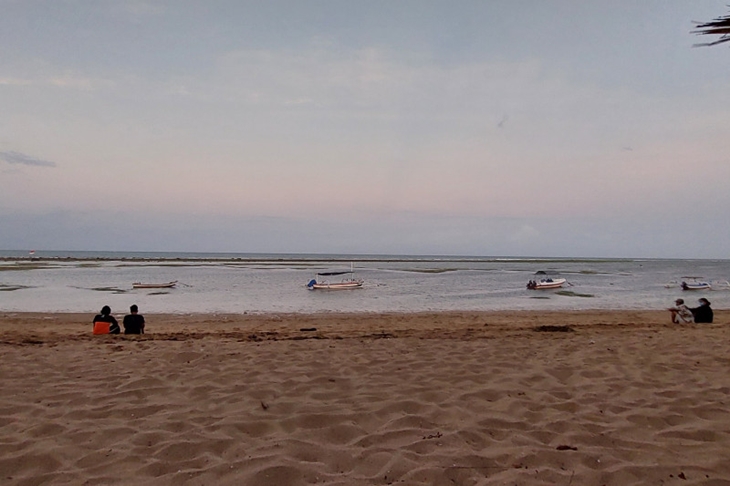Ilustrasi suasana di Pantai Sanur, Bali, sebelum penerapan pengaturan lalu lintas ganjil genap, Kamis (9/09/2021). ANTARA/Ayu Khania Pranisitha