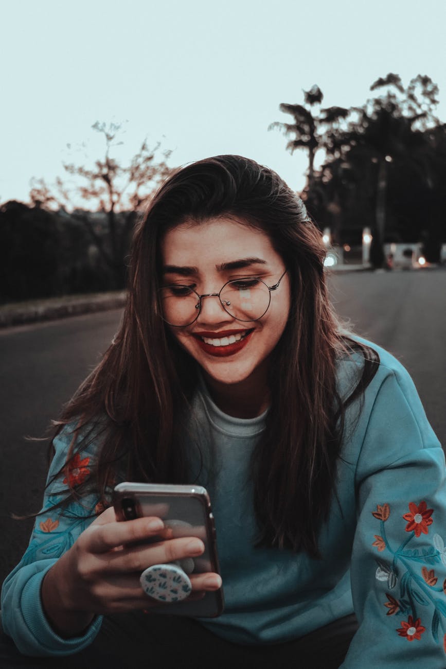 Orang dengan Zodiak ini Akan Membuat Ponsel Kamu Penuh dengan Pesannya