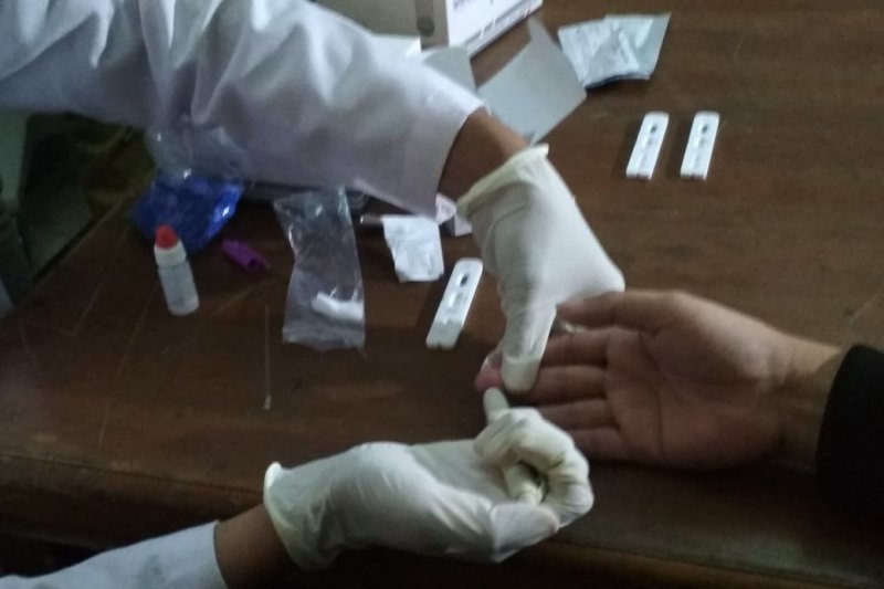[HOAKS atau FAKTA] Rezim Jokowi Masukan Virus Corona ke Tubuh Warga saat Rapid Test