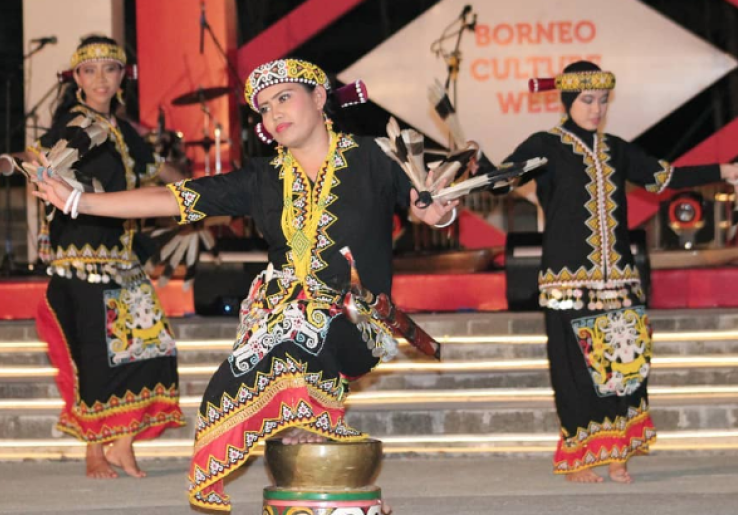 Tari Kancet Ledo Menyimpan Keanggunan Perempuan Kalimantan
