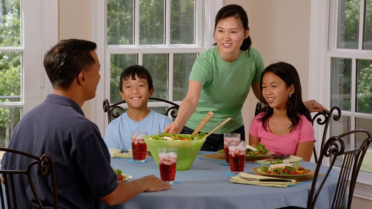Suasana ruang makan atau meja makan yang hidup. (Pixabay/skeeze)