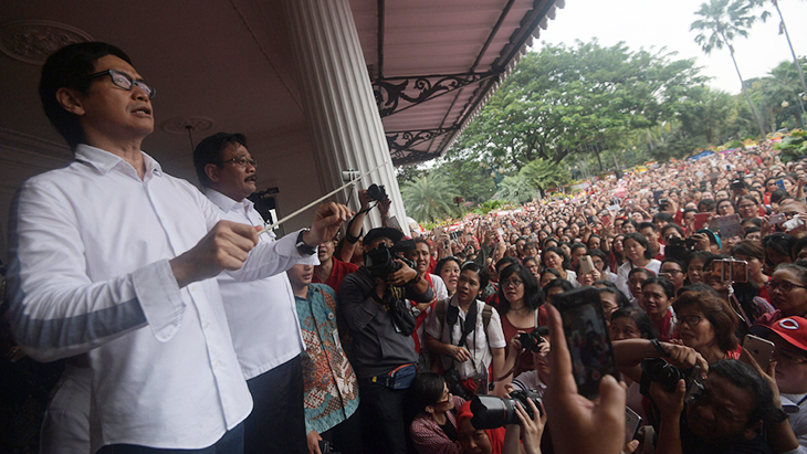 Paduan Suara Simpatisan Ahok Di Balai Kota Jakarta