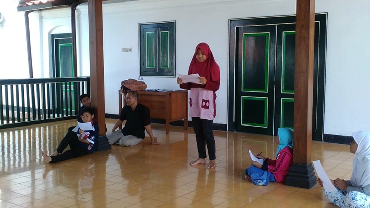 Di Tengah-Tengah Gempuran Ponsel, Anak-anak Asah Kreativitas dengan Puisi