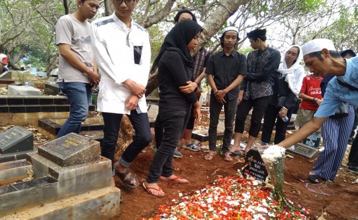 Suasana pemakaman Akbar Alamsyah