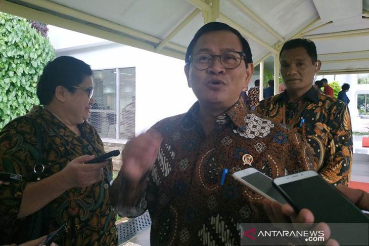 Sekretaris Kabinet Pramono Anung di lingkungan istana kepresidenan Jakarta, Senin (17/2/2020). ANTARA/Desca Lidya Natalia/am.