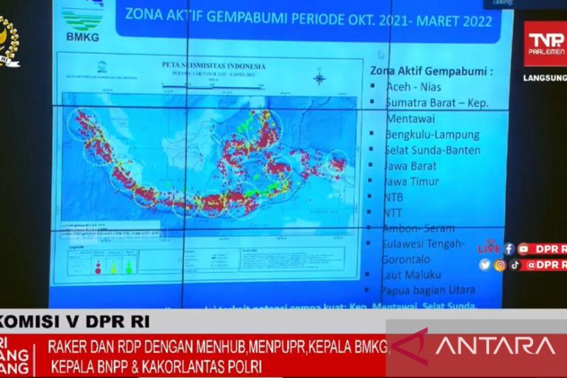 Tangkapan layar zona aktif gempa bumi dipaparkan oleh Kepala Badan Meteorologi, Klimatologi dan Geofisika (BMKG) Dwikorita Karnawati dalam Rapat Kerja dan Rapat Dengar Pendapat bersama Komisi V DPR RI diikuti secara daring di Jakarta, Rabu. (6/4/2022). (ANTARA/Devi Nindy)