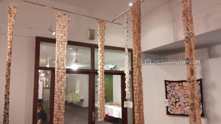 Untaian Kisah dalam Pameran 'Berbicara Melalui Kain'