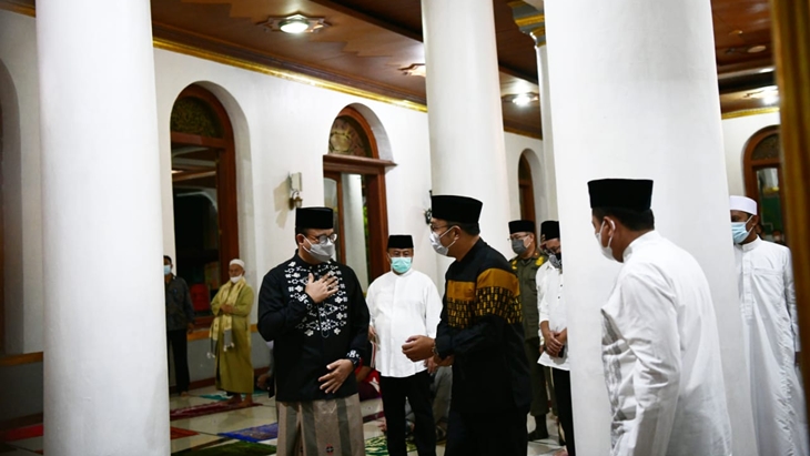 Gubernur Jawa Barat Ridwan Kamil bersama Gubernur DKI Jakarta Anies Baswedan melaksanakan salat subuh berjamaah di Masjid Agung Sumedang, Jumat (11/6). (Foto: MP/Humas Pemprov DKI)