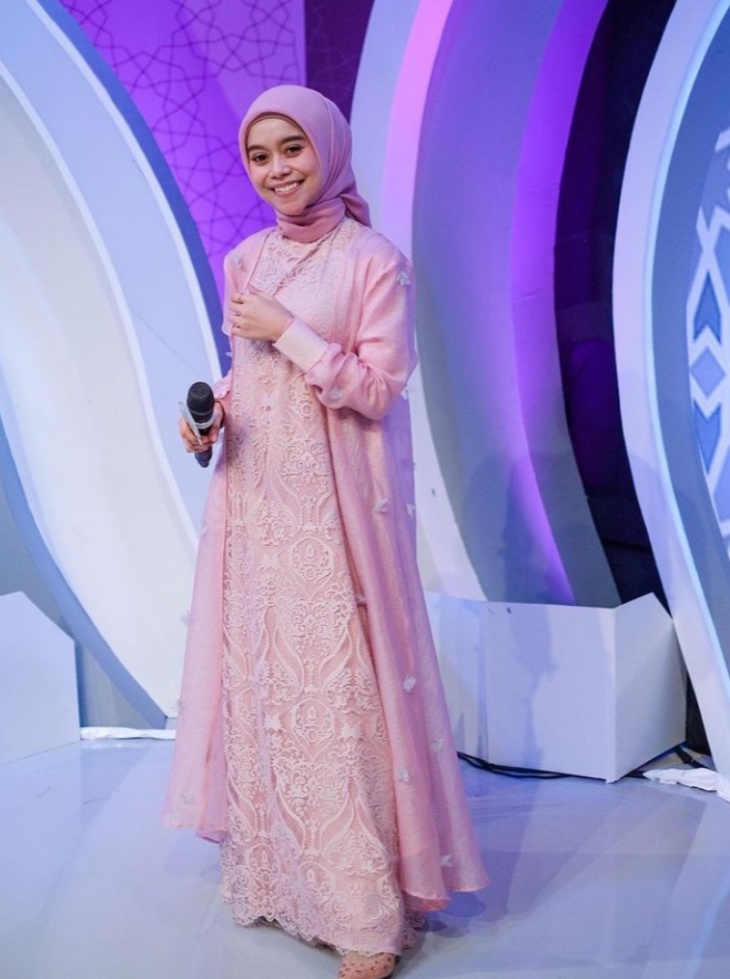 Anggun dan manis dalam balutan bordir dan satin coat ala Lesti Kejora. (Foto: Instagram/@lestykejora)